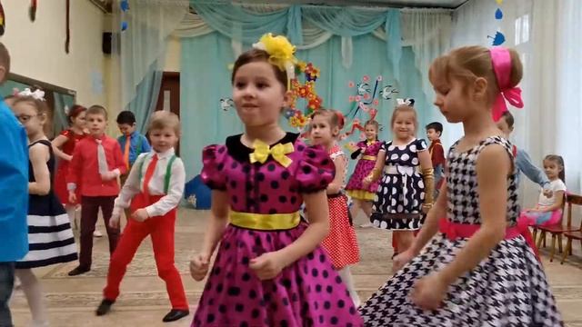 Танец под "Оранжевый галстук мой" смотреть онлайн