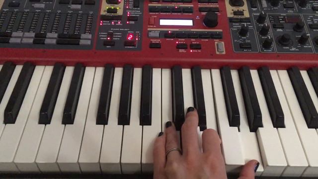 44 4 Отклонения в близкие тональности через доминанту в песне Queen Don't stop me now смотреть онлайн