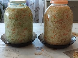 Квашеная капуста На зиму В 3 литровых банках . Рецепт проверен годами .