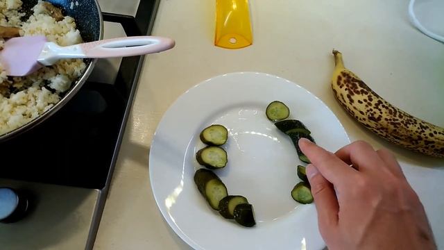 Плов, малосольные огурчики и мраморный банан смотреть онлайн