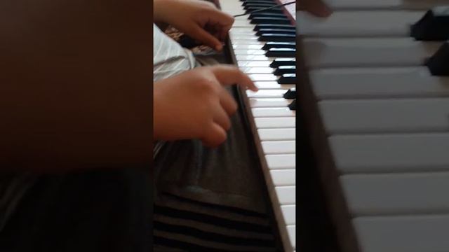 Мой брат играет на электронном пианино