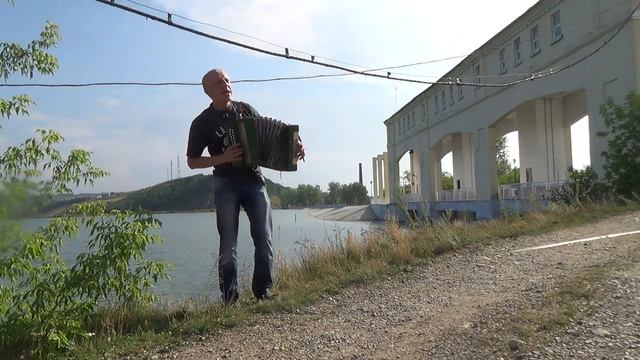 Парень играет на гармошке смотреть онлайн