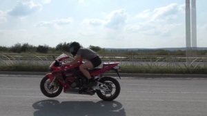 Вилли на мотоцикле Honda CBR600RR.