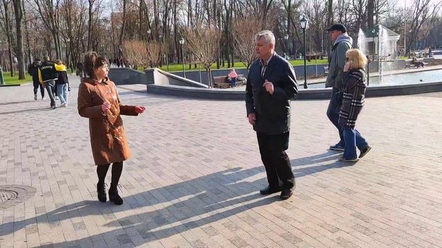 Листья жёлтые над городом кружатся Танцы в саду Шевченко Апрель 2021 Харьков смотреть онлайн