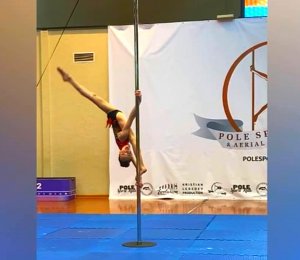 девушка гимнастка на шесте