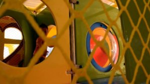 Играю в детской игровой комнате прыгаю на батуте