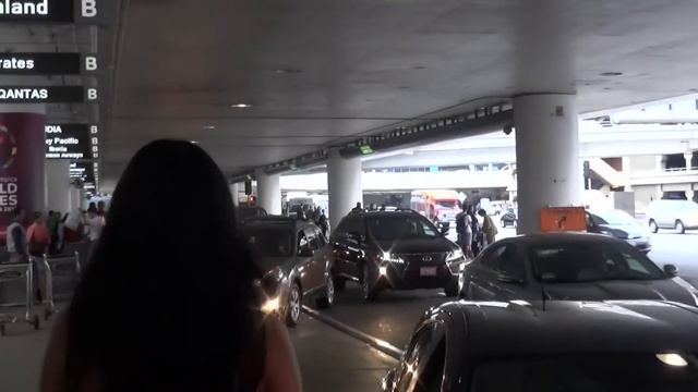 PREMIUM EXCLUSIVE: Kendall Jenner Tries To Go Incognito In Tight Jeans And Braless At LAX смотреть онлайн