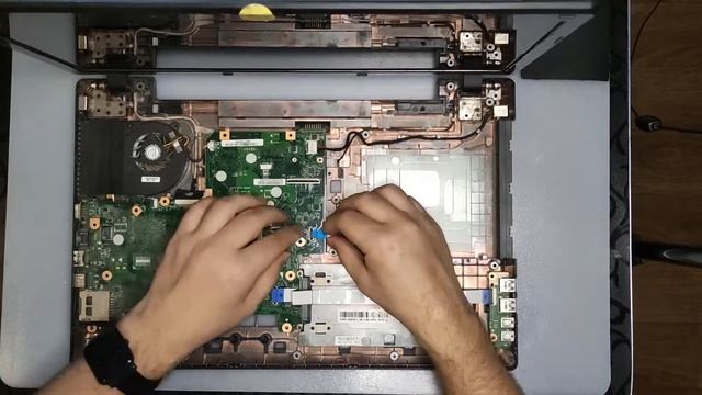 Разборка Acer Aspire 7250. Замена матрицы и чистка системы охлаждения смотреть онлайн