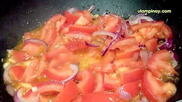 Жареная рыба, приготовленная в чесноке, луке, с помидорами и яйцами смотреть онлайн