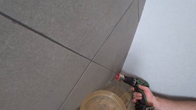 Как вырезать отверстие в плитке шуруповёртом Сверлим плитку на стене смотреть онлайн