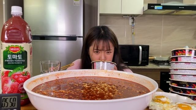 새벽에 배고파서 불닭볶음탕면 10봉지를 10분컷 했습니다..?ㅣ라면 먹방 Eat 10 Spicy Ramen MUKBANG