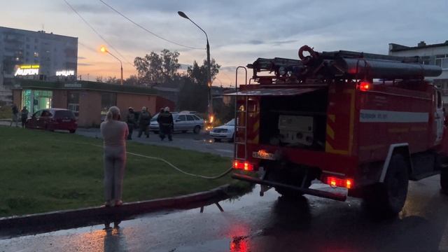 В Новокузнецке на Транспортной загорелся фонарный столб смотреть онлайн
