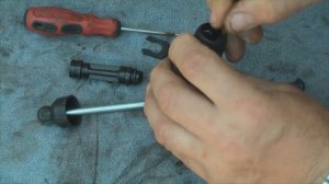 Ремонт главного цилиндра сцепления и прокачка сцепления без помощника на Fiat Doblo 1.4