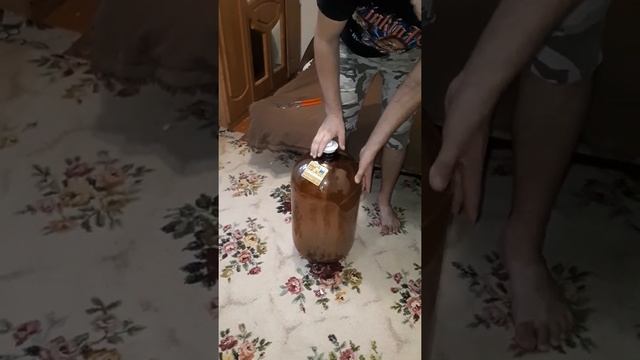 спускаем воздух с пивной кеги 30литров и открываем её. смотреть онлайн