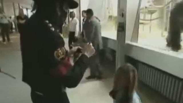 Michael Jackson hugs a Fan смотреть онлайн