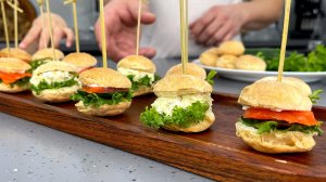 Закуска "Нарасхват"! Исчезает самой первой с праздничного стола - Вкусная,а готовится просто-просто!