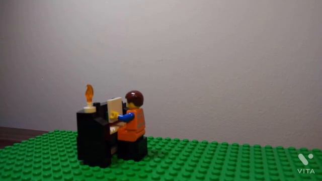 Lego Man Plays Piano... смотреть онлайн