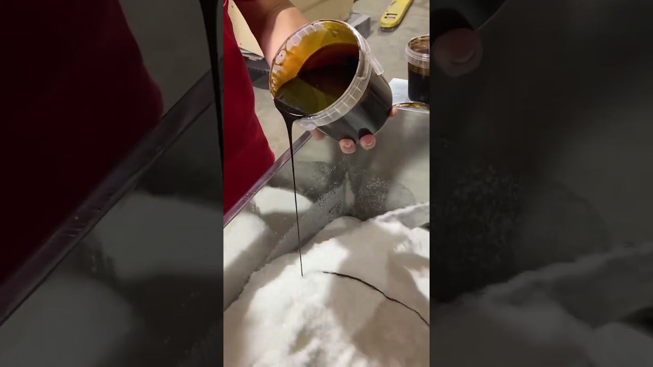 Смешиваем сахар с сиропом на ленточном смесителе KDM смотреть онлайн