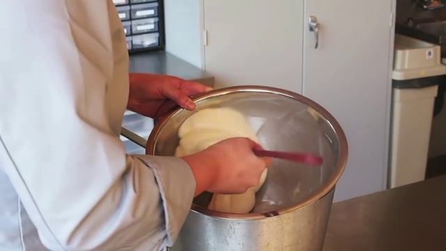 How to make Modeling Chocolate, using REAL chocolate! смотреть онлайн