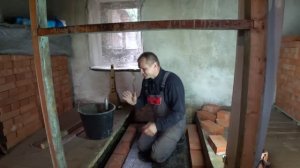 Подводим фундамент печи кирпичом  до уровню пола...