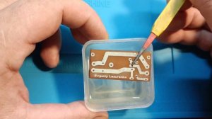 Лужение печатных плат жидким оловом.