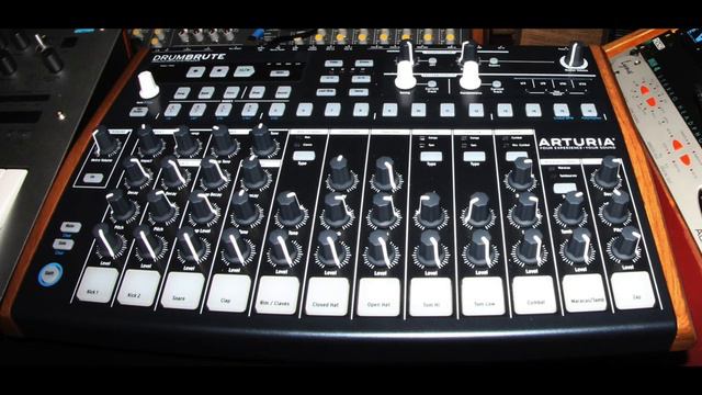 Arturia Drumbrute Analog Drum Synthesizer Live MIINDII смотреть онлайн