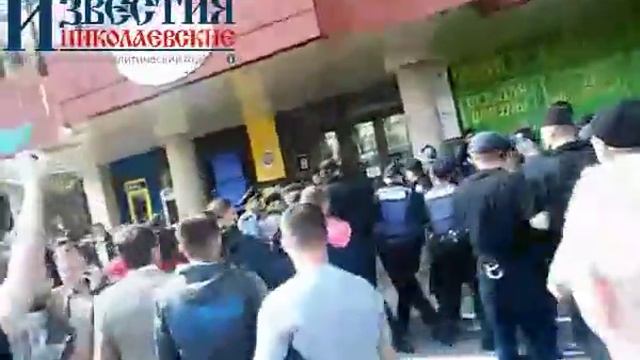 В Николаеве шествие ко Дню Победы сорвали петардами и газом смотреть онлайн