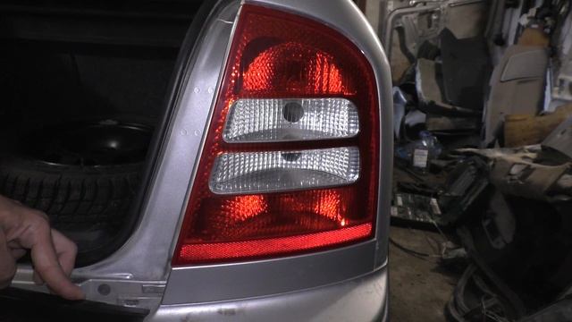 Как снять задний фонарь Skoda Octavia Tour A4 2000-2011 г. смотреть онлайн