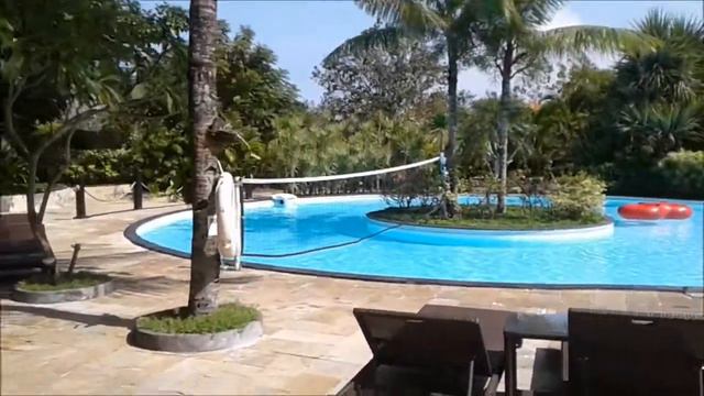 Бали, Нуса Дуа. Территория у бассейнов отеля Swiss-Belhotel Segara 4*. смотреть онлайн