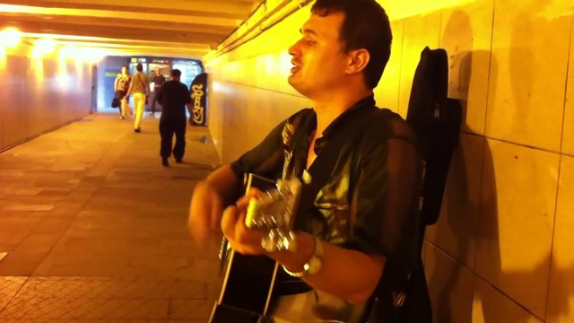 СЛЕПОЙ УЛИЧНЫЙ МУЗЫКАНТ ПОЕТ В ПЕРЕХОДЕ ► Родина - ДДТ COVER смотреть онлайн