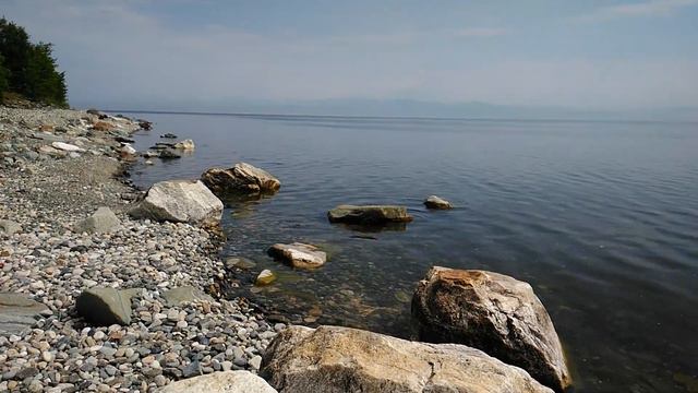 Каменистый берег Байкала. Вода чистая и прозрачная! смотреть онлайн