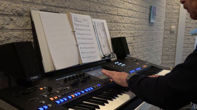 La Chansonnette (Yves Montand) - easy keyboardcover on Yamaha Genos of this French chanson. смотреть онлайн