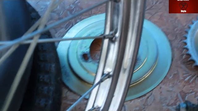 Мопед Рига-11. "Друг детства". Обслуживаем заднее колесо. Биение, подшипники. смотреть онлайн