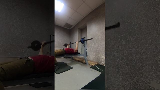 #дрыщ #challenge жим лёжа половины ( 50% ) своего веса на количество 😲 а это не легко 35 кг смотреть онлайн