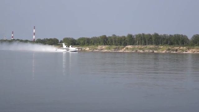 Самолет БЕ 200 набирает воду с рек смотреть онлайн