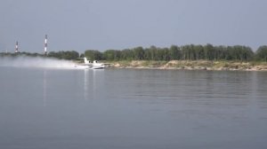 Самолет БЕ 200 набирает воду с рек