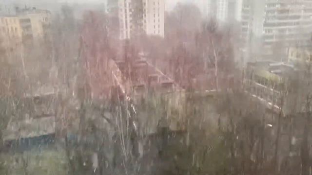 Пусто в метро, снег в Москве смотреть онлайн