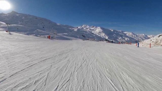Skiing 8.5km long run from Val Thorens to Les Menuires in Les 3 Vallées смотреть онлайн