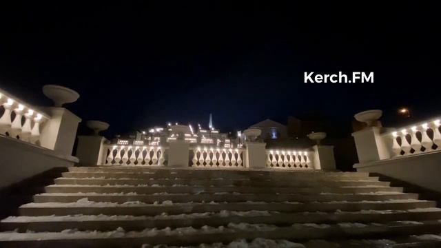 Нет лампочек? В Керчи частично не работает освещение на Митридатской лестнице смотреть онлайн