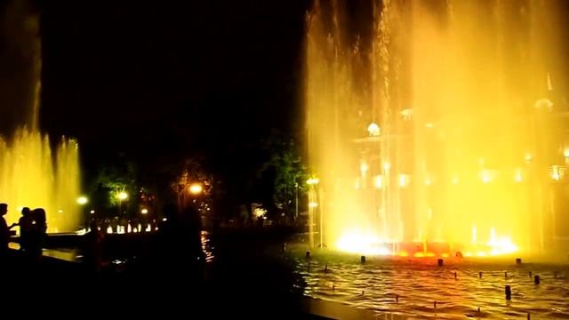 ЗАВОРАЖИВАЮЩЕЕ ВИДЕО!!!! Поющие фонтаны. г.Краснодар, Александровский сквер возле кинотеатра Аврора смотреть онлайн