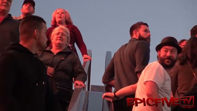 Трогает руки людей на эскалаторе ПРАНК - HAND TOUCHING ON ESCALATOR PRANK IN LAS VEGAS! смотреть онлайн