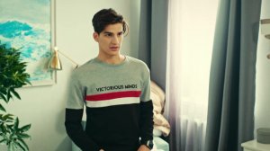 Улица: Тоша в чемодане