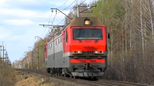 2ЭС6-483 «Синара» следует резервом с приветливой бригадой