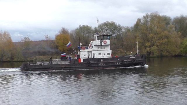 Буксир-толкач РТ-333 идет вниз по Москва-реке