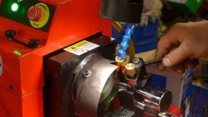 Торцевание ножки клапана.