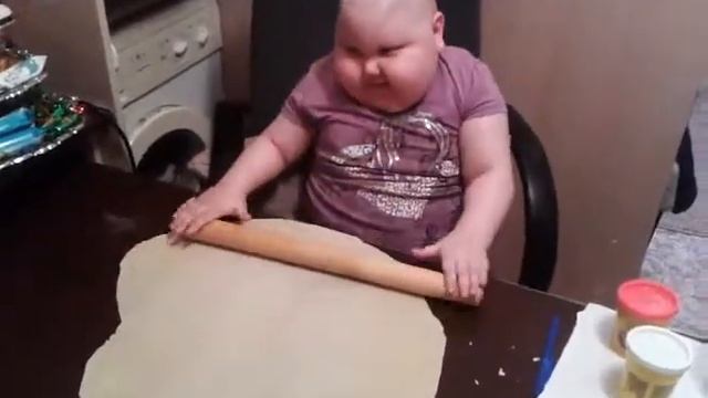 Диана раскатывает тесто смотреть онлайн