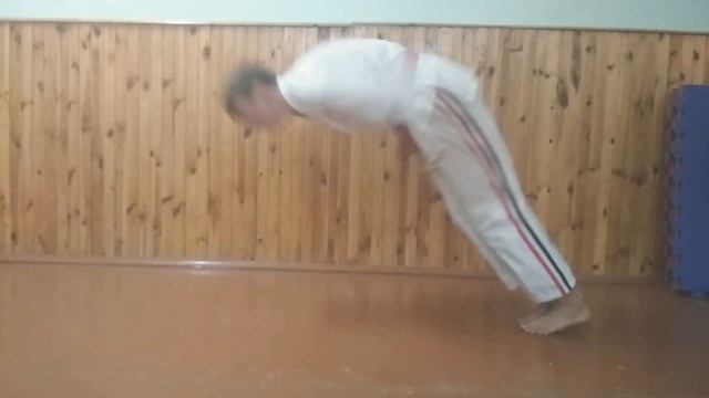 Отжимания с хлопком за спиной. смотреть онлайн