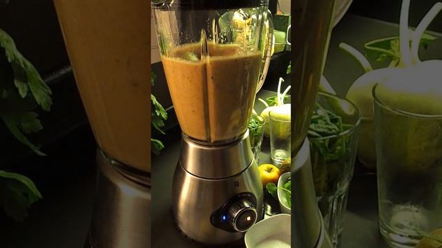 WMF Kult Pro Standmixer Test - Smoothie mit Wildkräuter und Spinat смотреть онлайн