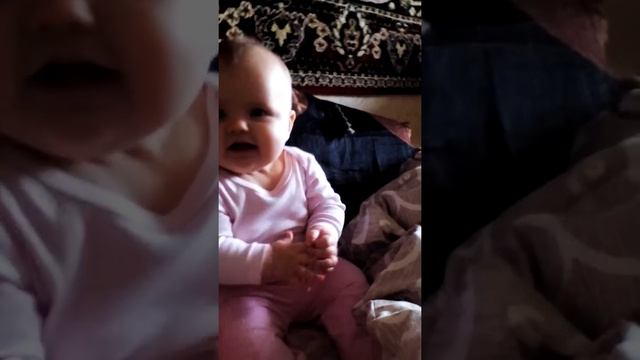 Сашенька делает ладушки-ладушки смотреть онлайн