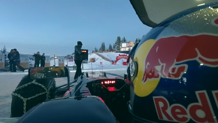 Покатушки на гоночном болиде Red Bull RB7, на снежном склоне в Австрии смотреть онлайн
